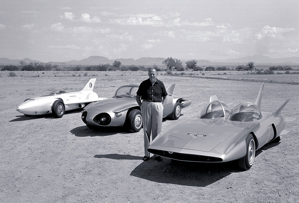 Redan 1954 experimenterade GM med jetmotordrivna bilar. Till vänster 1954 Firebird I, därefter 1956 Firebird II och till höger 1958 Firebird III. Han var inte bara den störste formgivaren genom tiderna — han var även den störste i storlek! Harley J. Earl.