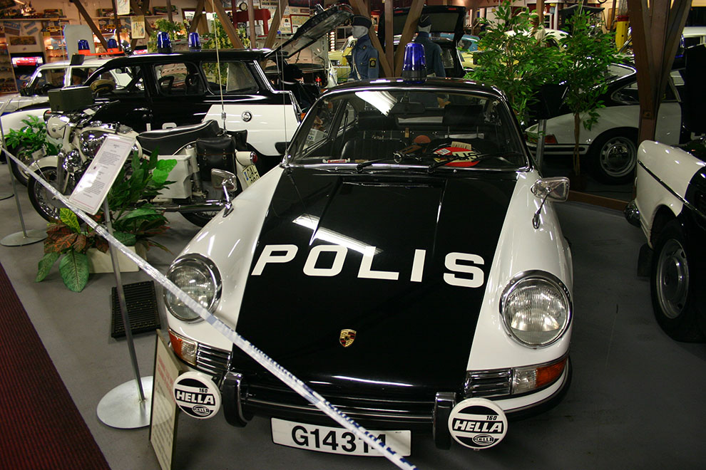 Ja, det är faktiskt sant! Polisen hade både Saab 95 och Porsche 911 för att jaga bovar, men vid denna tid dominerade naturligtvis Volvo Amazon på landsvägarna medan Plymouth Valiant var vanligast polisbilen i städerna.