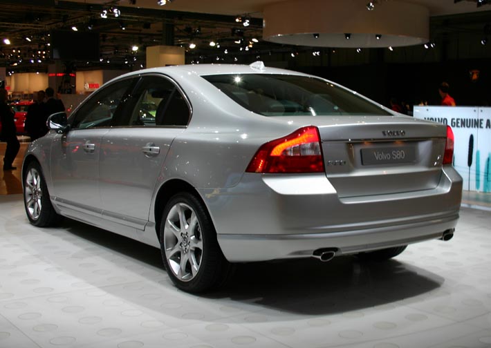 Nya Volvo S80 bakifrån. Samma linjer men förfinad i varje detalj.