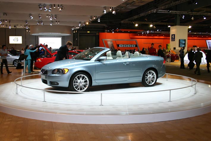 Volvo C70 Cabriolet/Coupé som fabriken har valt att kalla den. Med andra ord riktigt tak som kan vikas ihop och fällas ned i bakpartiet. Tilltalande design.