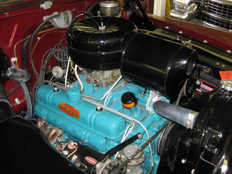 Den nya toppventils-V8:an på 322 cu.in. gav 188 hk. Ett motorrum i nyskick!