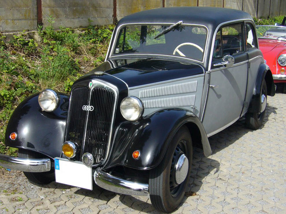 1939 DKW F8 Sedan. Bilen har uppgraderats med moderna blinkers på skärmarna, samt dimljus.
