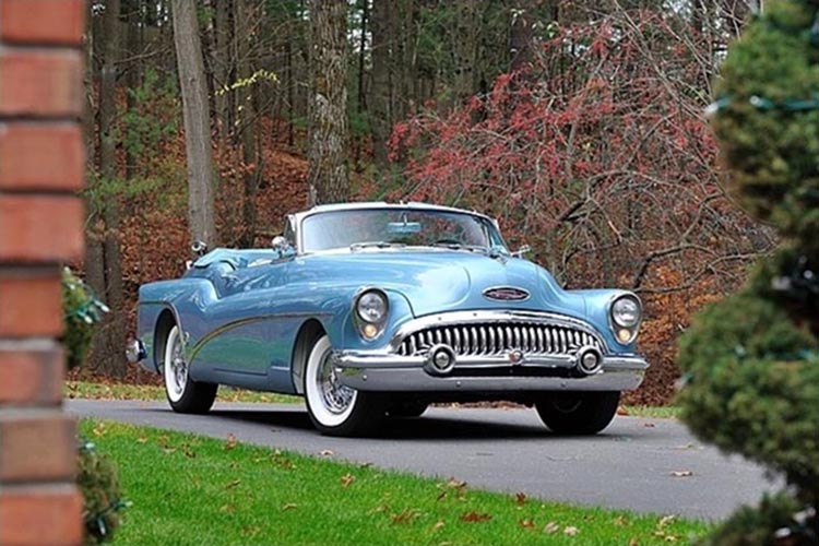 Man kan inte se sig mätt på 1953 Buick Skylark. Bred, låg och aggressiv!