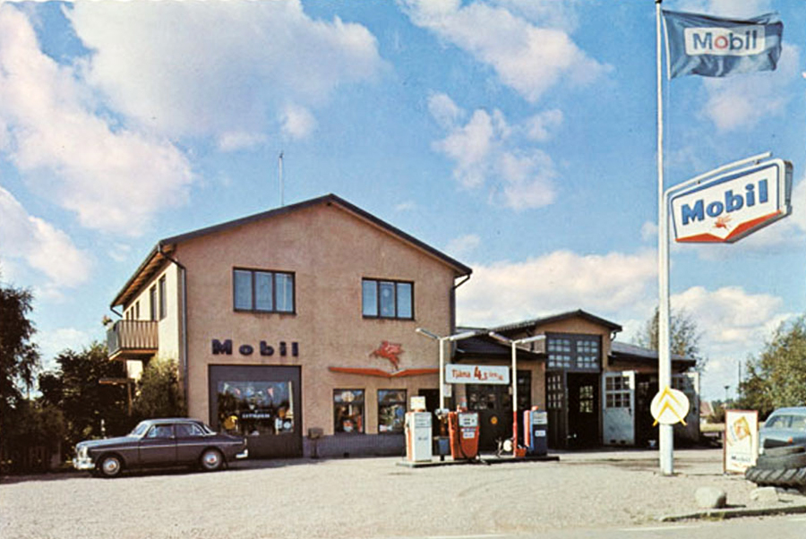 En riktigt typisk landsbygsmack i Rottne, i Växjö kommun. Bilden tagen på den tiden bensinmärket Mobil var vanligt förekommande i Sverige — liksom även Volvo Amazon! Intressant att notera är också, att man hade auktoriserad Citroën-service! Något som de flesta mackar fasade för att ens komma i närheten!