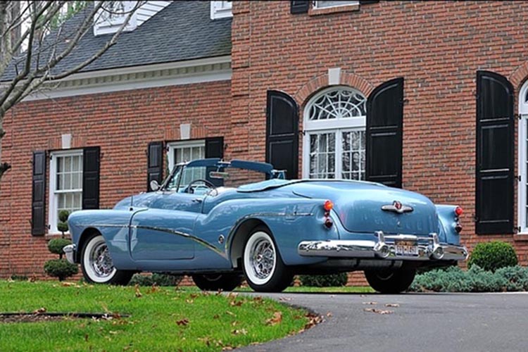 1953 Buick Skylark i pampig omgivning, som sig bör med tanke på nypriset på hela $5.000.