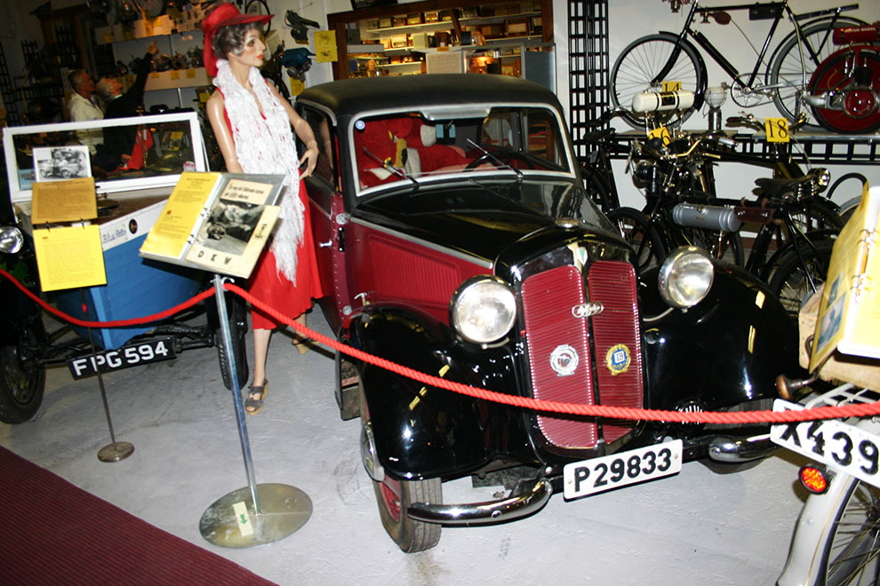 1937 DKW Typ F 7 i de typiska färgerna rött och svart. På sin tid en mycket framgångsrik liten bil och dessutom framhjulsdriven!