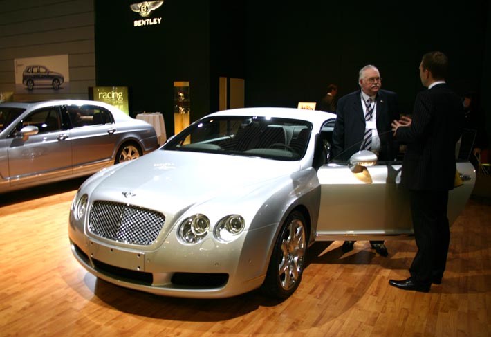 En av utställningens absolut exklusivaste vagnar var denna Bentley Continental GT. Förlagets publisher (t.v.) i djupsinnigt samtal med generaldirektör Carl Aspenberg på Bentley Stockholm.
