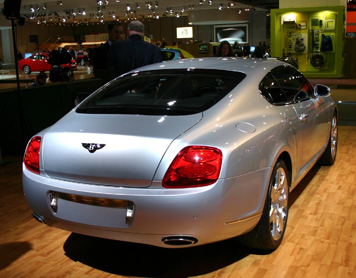 Bentley Continental GT bakifrån har drag både av 50-talets Bentley Continental och forna tiders Aston Martin. Bättre kan det väl knappast bli!