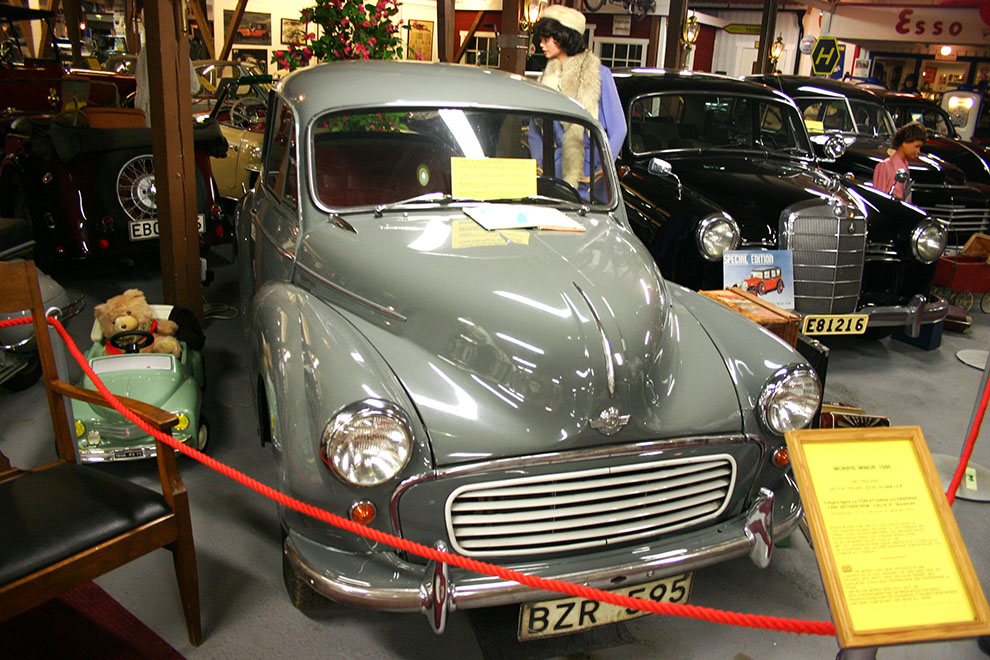 Från sent 40-tal och flera år in på 60-talet var Morris Minor en synnerligen folkkär småbil från England. Detta är en 1961 Morris Minor 1000.
