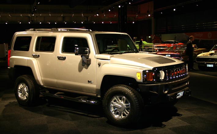 Nu har Hummer H3 börjat säljas i Sverige och importören hinner knappt skriva in alla beställningar. Minstingen från Hummer har vunnit terräng i svenskarnas hjärtan.