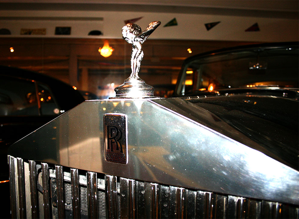 En stämningsbild för att belysa muséets stora samling av ärevördiga Rolls-Royce!