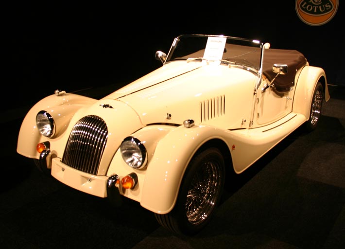 Det är inte mycket som skiljer denna Morgan från bilarna med samma namn för 50 år sedan! Att åka modern samlarbil innebär att tillförlitlighet förenas med sann körglädje!