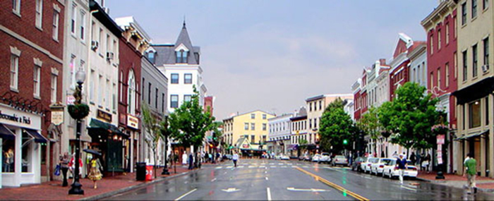 Wisconsin Avenue är huvudgatan i Friendship, men byter delvis karaktär i de olika stadsdelarna. Här är en vy från stadsdelen Georgetown.