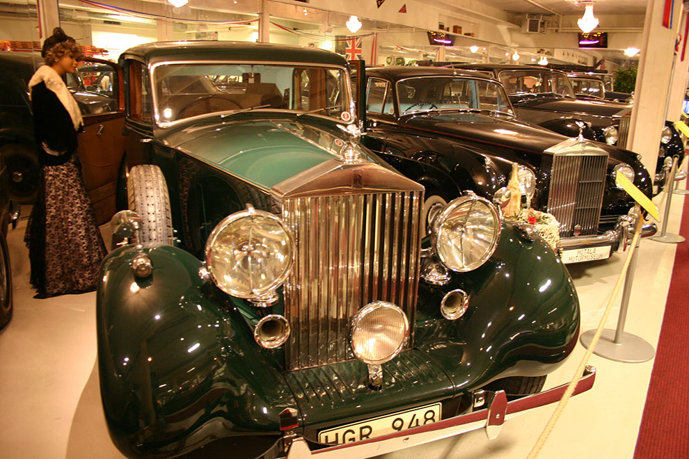 Ytterligare en 1939 Rolls-Royce Wraith. Denna i lättsam tvåfärgad grön lackering. I bakgrunden en 1961 Rolls-Royce Silver Cloud.