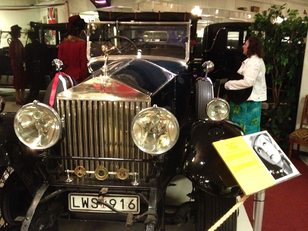 Fru Airi E. Olfwenstam är uppenbarligen mycket intresserad av inredningen i Greta Garbo´s 1927 Rolls-Royce Phantom I.