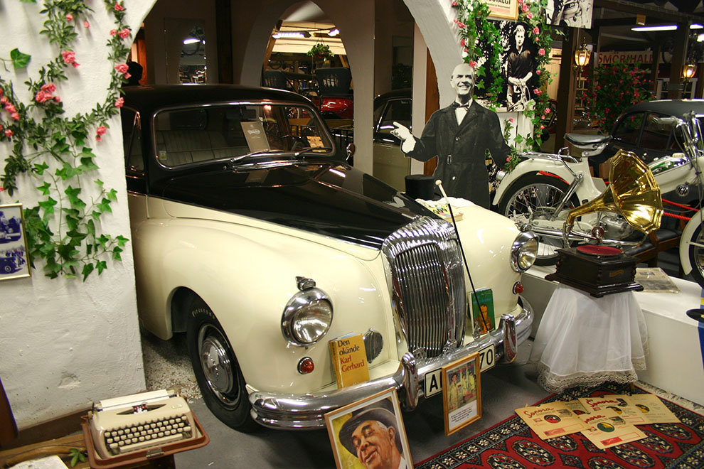 Omedelbart intill Kar de Mumma återfinner vi Karl Gerard och hans tjusiga 1961 Daimler Majestic 3.8 Litre.