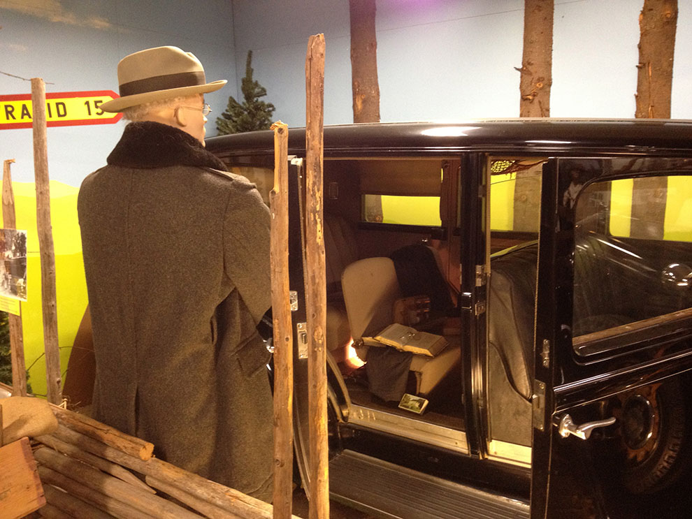 Nationalskalden och Nobelpristagaren Verner von Heidenstam läser gärna en av sina dikter! Här vid hans 1931 Chrysler Imperial 7p Sedan.