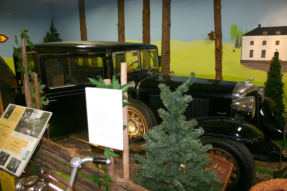 Verner von Heidenstam´s mäktiga 1931 Chrysler Imperial 7p Sedan tillsammans med väggmålning av Övralid.