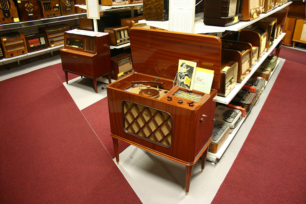 Vi avslutar denna bildkavalkad med en 1951 Luxor radio med magnefon! ”Det talande bandet” som reklamen uttryckte det! Redaktörens far inköpte en fabriksny, exakt sådan här apparat i början av 50-talet. Banden som var som metalltråd med min fars röst finns kvar än idag! På en del av dem finns dikter deklamerade — bland annat valda delar av Verner von Heidenstam´s verk…