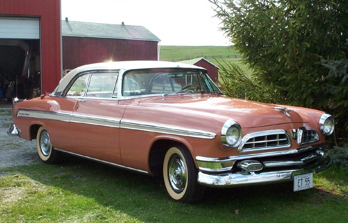 Chrysler New Yorker 1955 med diskret antydda fenor.
