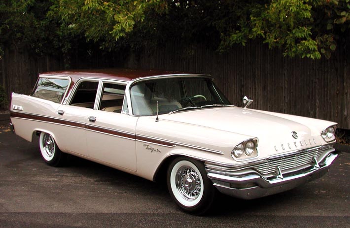 Chrysler New Yorker 1957 – fenorna sträcker sig mot himlen.
