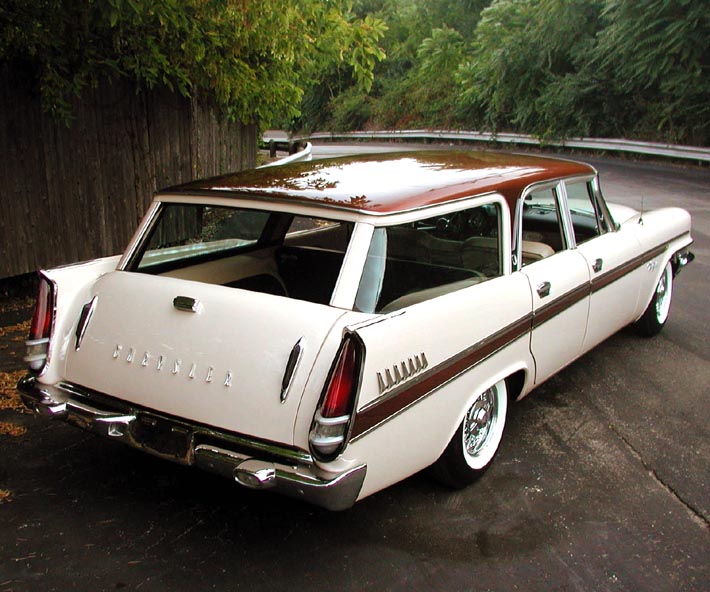 Chrysler Town & Country 1957 – stationsvagn med flygplansprofil.