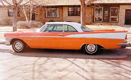Chrysler Saratoga 1957 – mellanmodellen med samma dramatiska linjer.