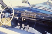 Interiören i Series 52 Special Convertible Coupe bjuder på generösa utrymmen. Instrumentpanelen är påtagligt modern och stilren för årsmodellen. Alla reglage är försänkta.