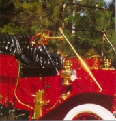 Förutom vindruteramen är alla mässingsdelarna original. Lamporna drivs med acetylen från en trycktank som Schramm beställde till bilen, istället för karbidgeneratorn som var standard. Från luftbollen bredvid föraren leds luften via en ledning till det vackra hornet.