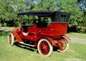 Rött och mässing är en vacker kombination på denna 1908 Rambler Model 31 Touring. Denna underbara bil stod gömd i en lada, från 1913 till 1951 hemma hos ägaren Carl Schramm som hade köpt bilen ny. I en annan, helt identisk Rambler av 1908 års modell, reste den legendariske - och då åldrige - Buffalo Bill.