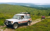 En Mitsubishi Pajero segar sig uppför det 900 meter höga kalfjället Vittjokk utanför Arvidsjaur 1999. Totalt erbjuds 21 offroaddagar på militära övningsområden under den 300 mil långa resan från Simrishamn till Kiruna.