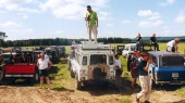 En stunds uppehåll under offroaddagen i Skövde 1999. Från Land Roverns tak har man utsikt över P 4:s övningsområde på Västgötaslätten. Sommarens Sweden Offroad Tour väntas locka totalt 500 terrängbilar från 10 olika länder.