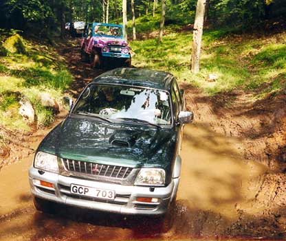 En fyrhjulsdriven Mitsubishi L200 smyger fram i den leriga bokskogsravinen i Hässleholm 1999. Touren vänder sig till både nybörjare och erfarna 4x4-förare, bruksbilar och ombyggda fordon.