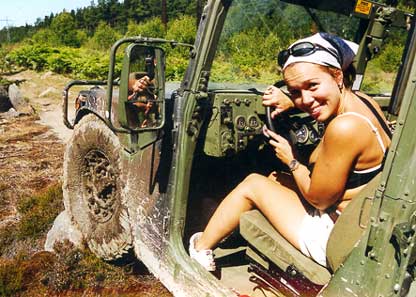 Visst bryter damens blanka rödlackerade naglar vackert mot Hummerns matta militärgröna lack. Sweden Offroad Tour passar alla: offroadfantasten, flickvännen, pappa, mamma, ungarna, hunden...
