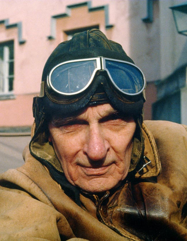 Uno Ranch, vid tillfället 84 år, tidsenligt klädd för en biltur med Bugatti Type 44.