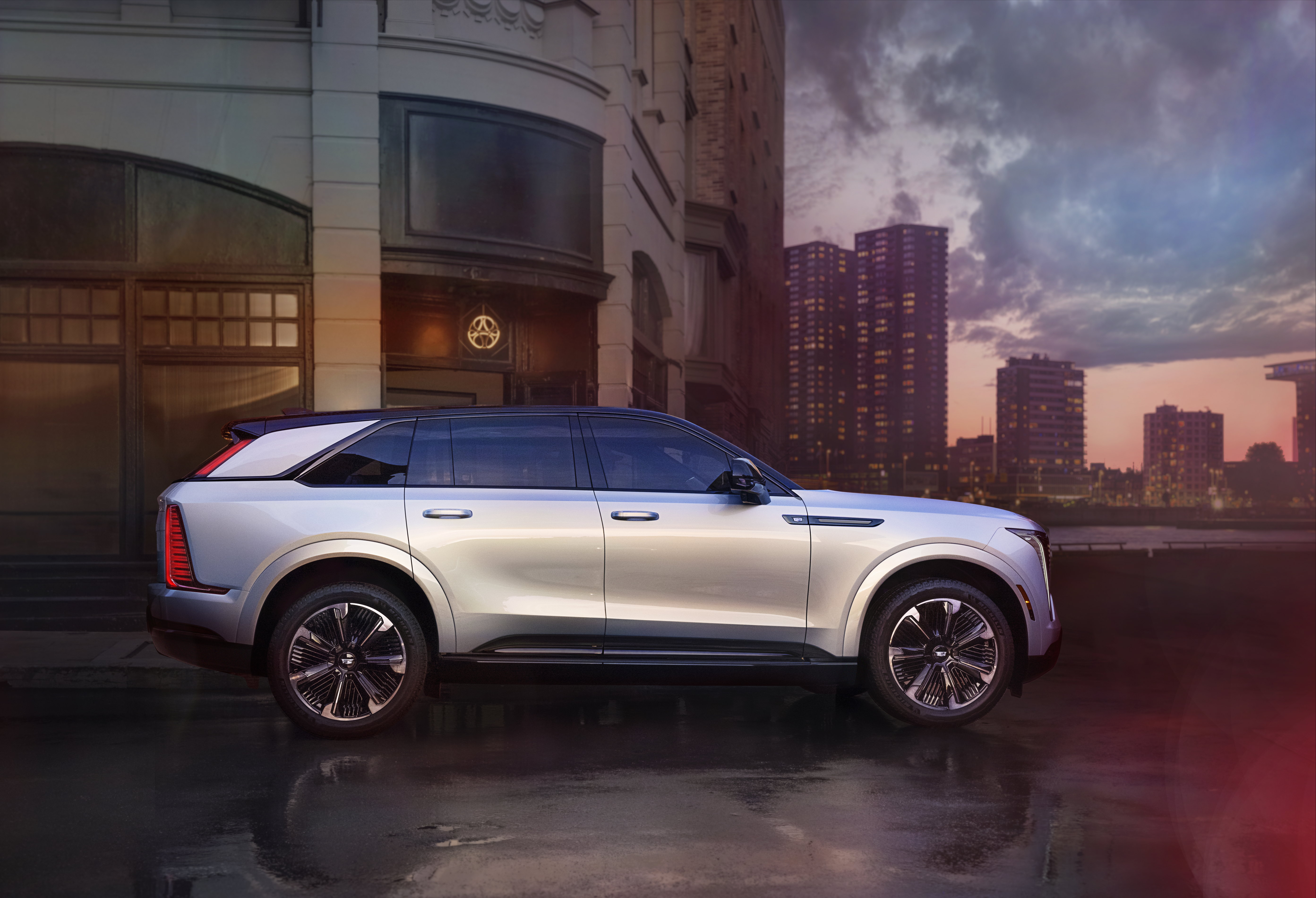 Escalade IQ är nästan lika lång som en mindre limousine.