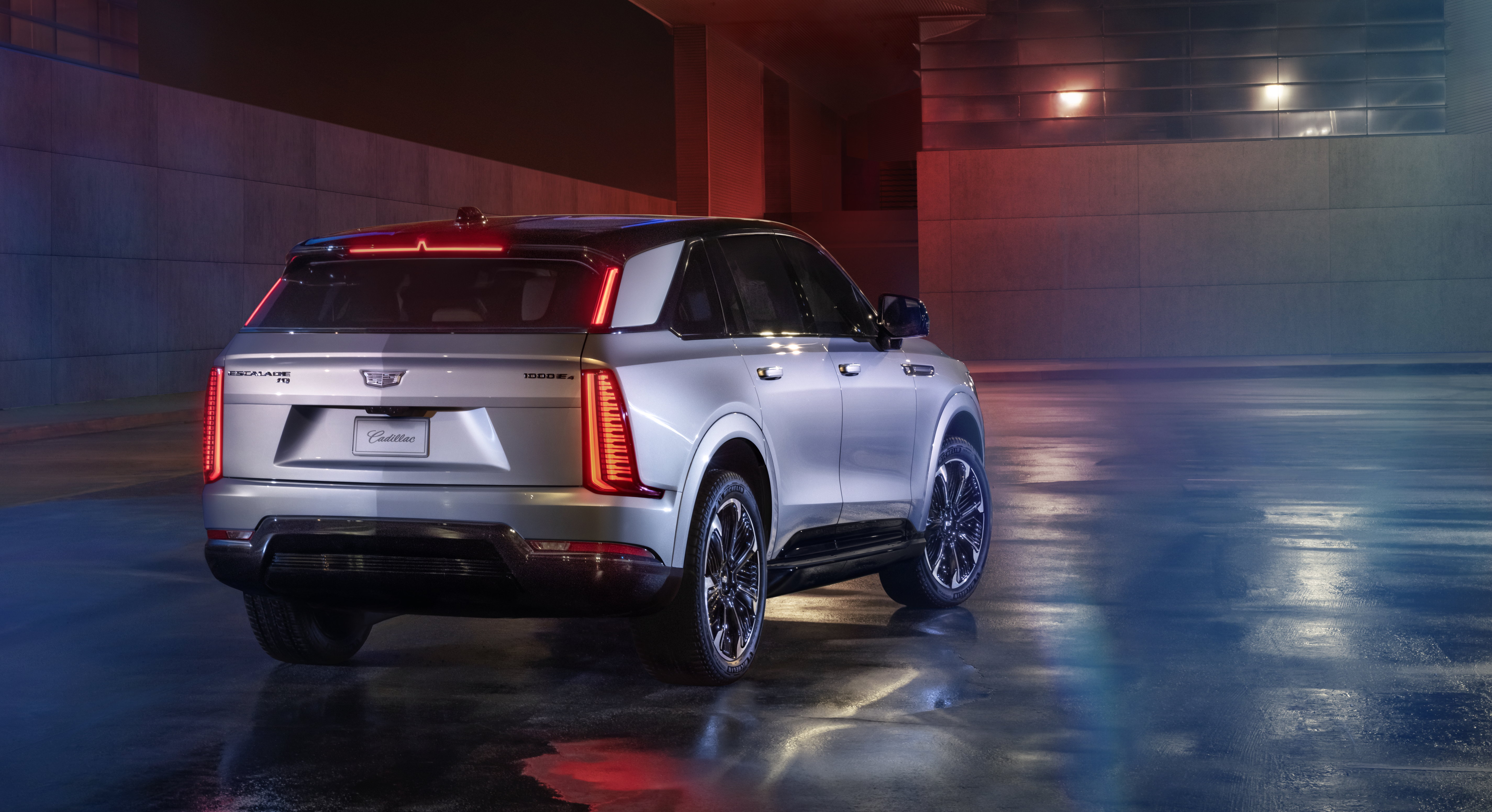 Den vertikala LED-signaturen gör Escalade IQ direkt igenkännbar.