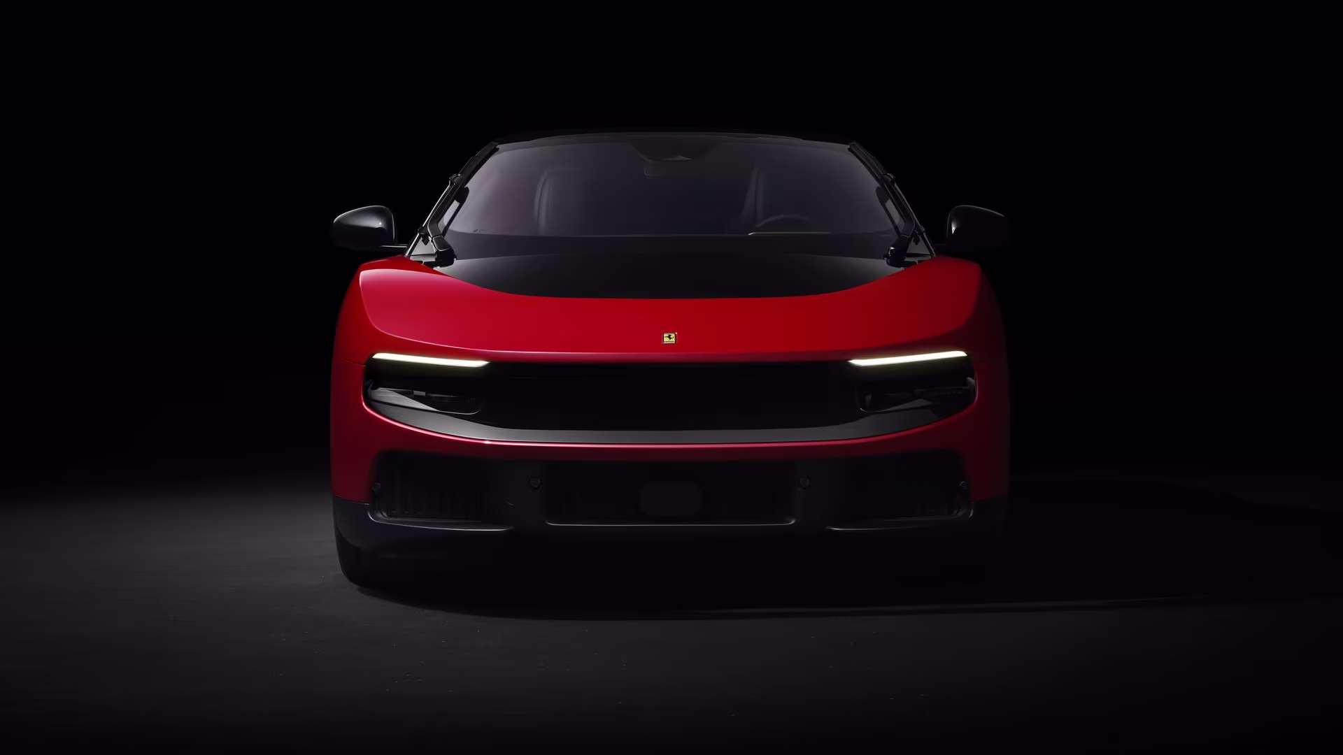 Frontens lysande LED-signatur ersätter det traditionella Ferrari-uttrycket.
