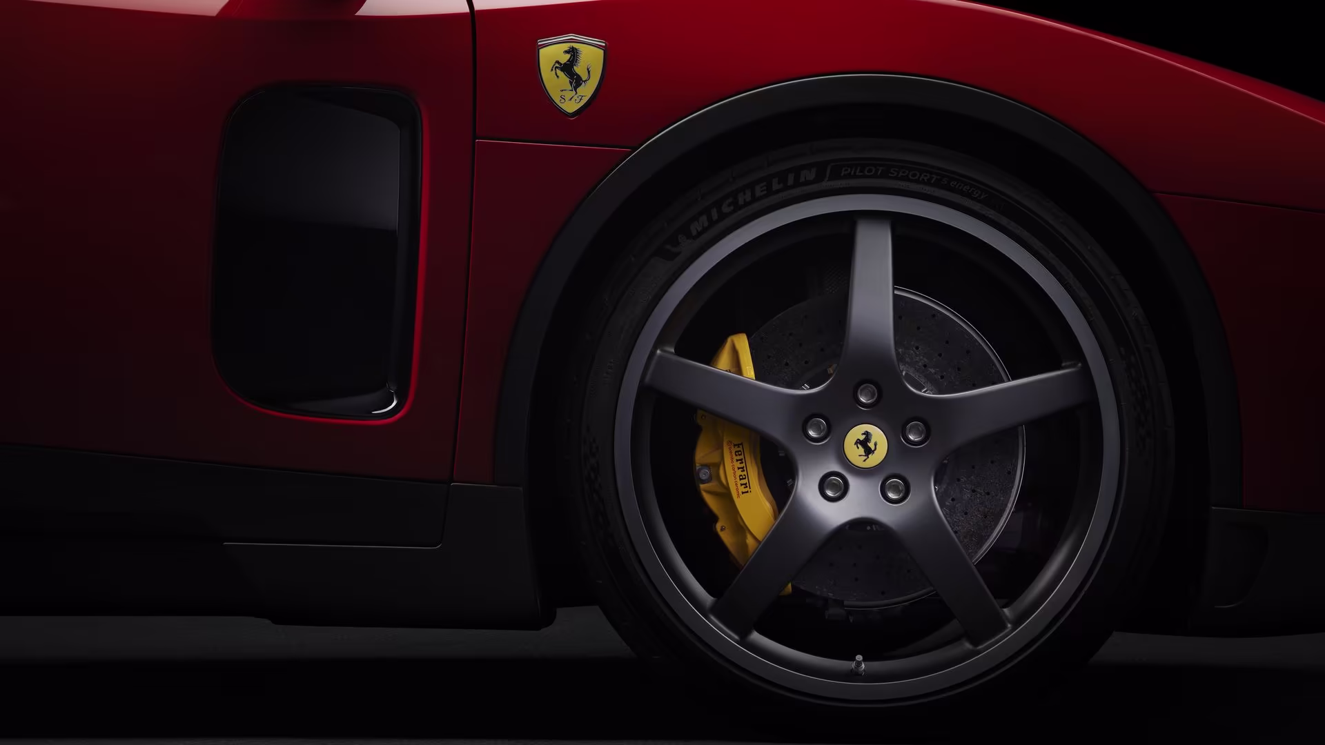 Den ikoniska SF-skölden sitter kvar – men hjulen är de största som någonsin monterats på en Ferrari.