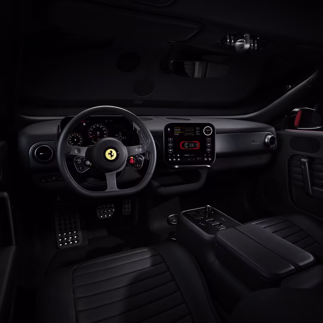 Förarplatsen domineras av en bred digital skärm – långt från den analoga Ferrari-traditionen.