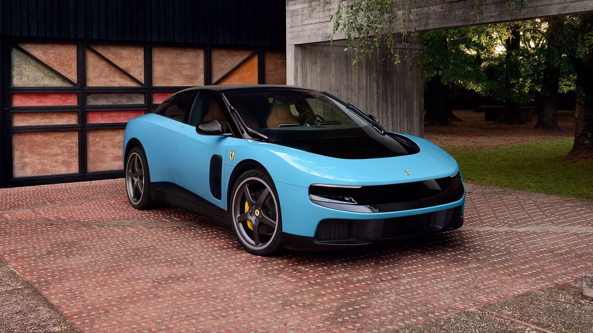 Den blå karossvarianten med guldfärgade bromsok – Ferrari erbjuder Luce i ovanligt djärva färgkombinationer.