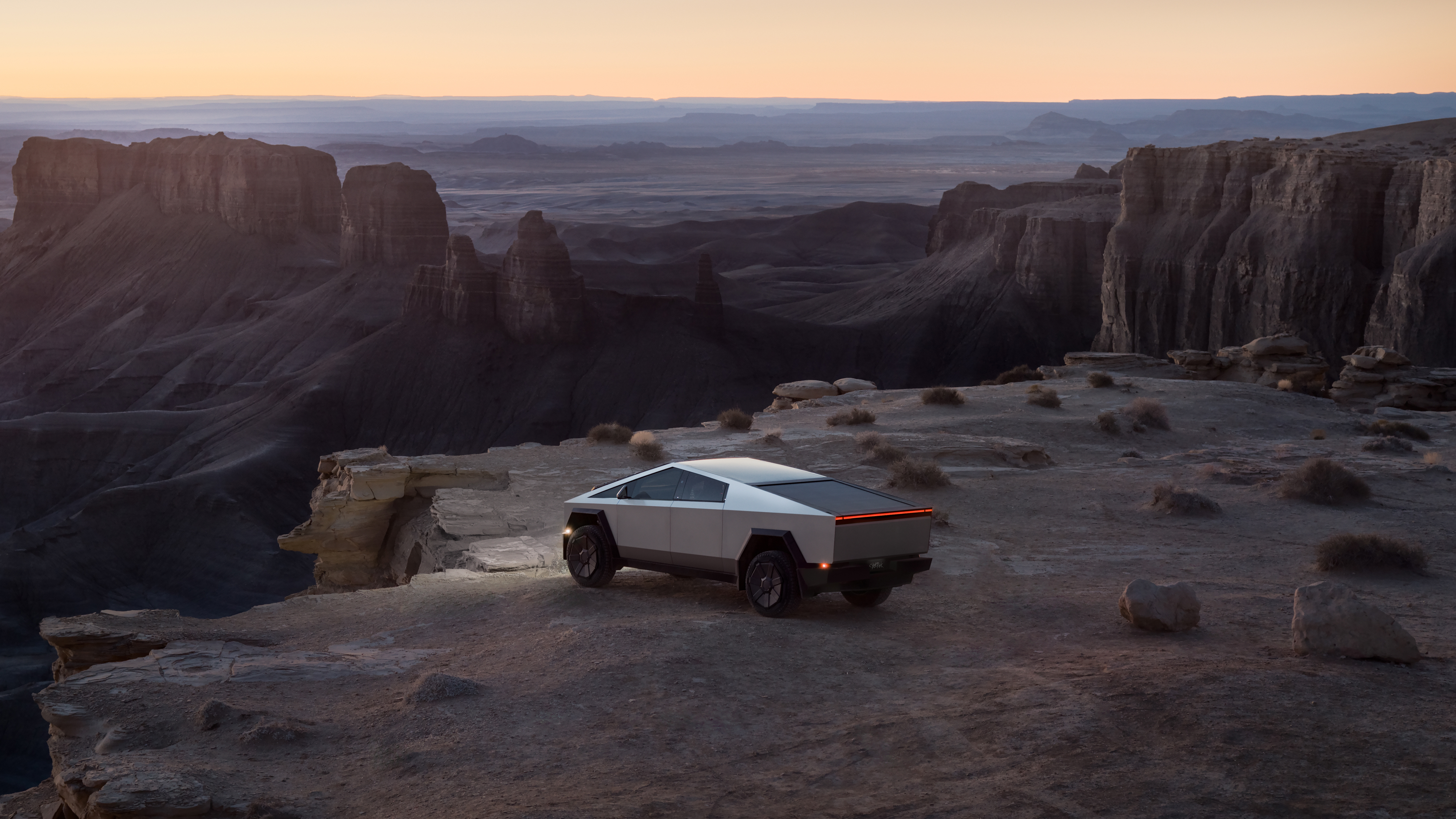 Tesla Cybertrucks brutala former smälter in med den dramatiska naturen – ett perfekt uttryck för framtidens offroad-äventyr.
