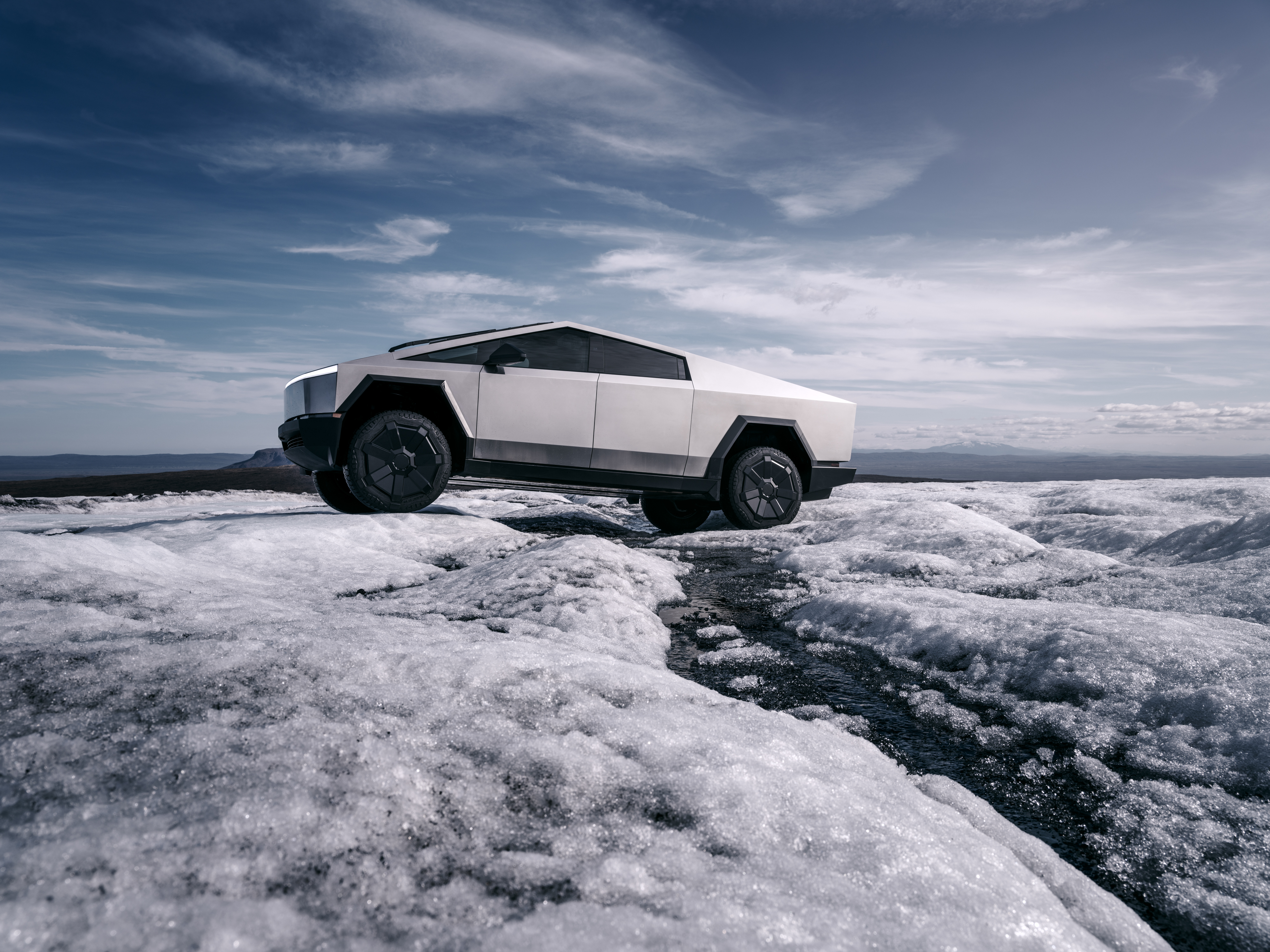 Tesla Cybertrucks kompromisslösa design glänser, med sylvassa linjer som gör den redo för alla underlag – även smält is.