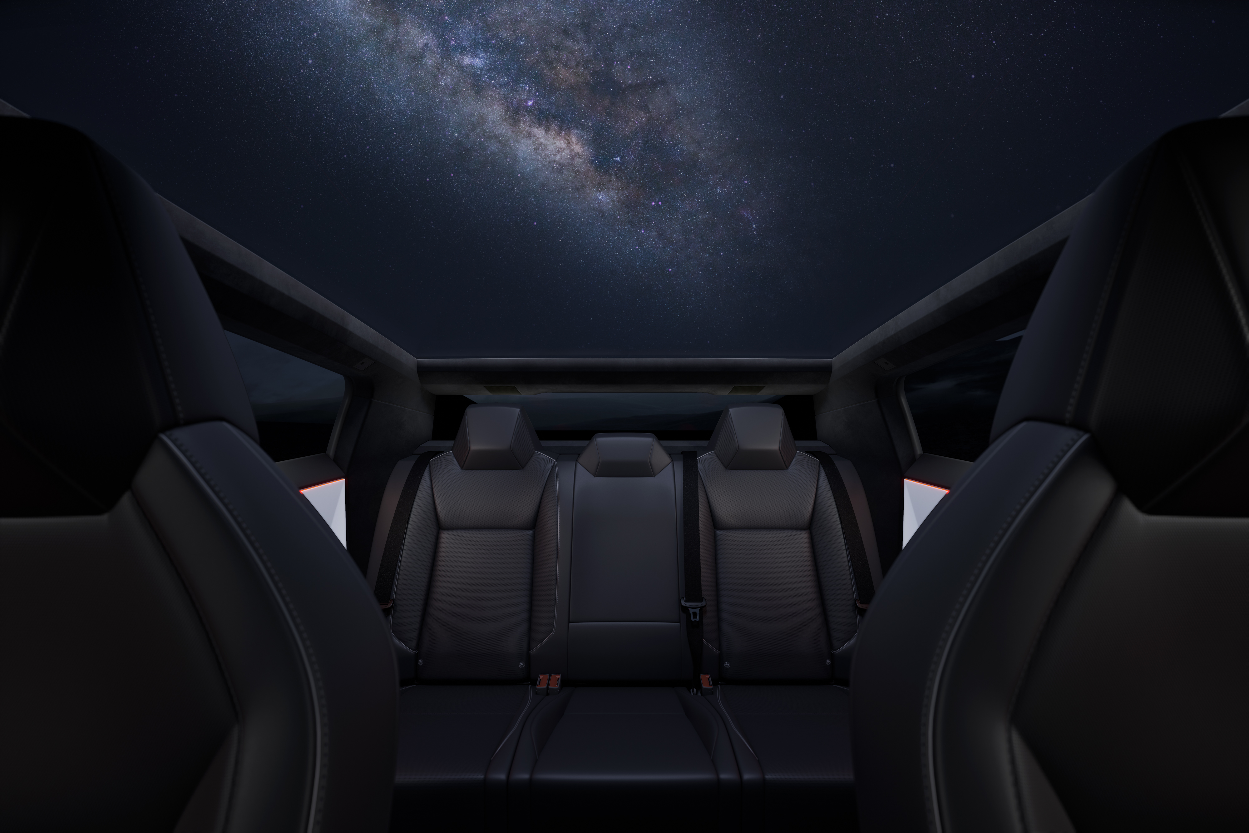 Tesla Cybertrucks baksäte med panoramaglastak som avslöjar Vintergatan ovanför natthimlen.
