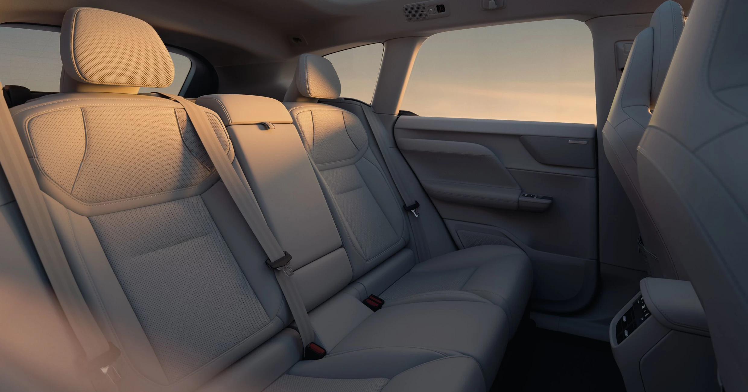 Volvo EX60:s luftiga interiör med perforerade säten bevisar att komfort och premiumkänsla går hand i hand.