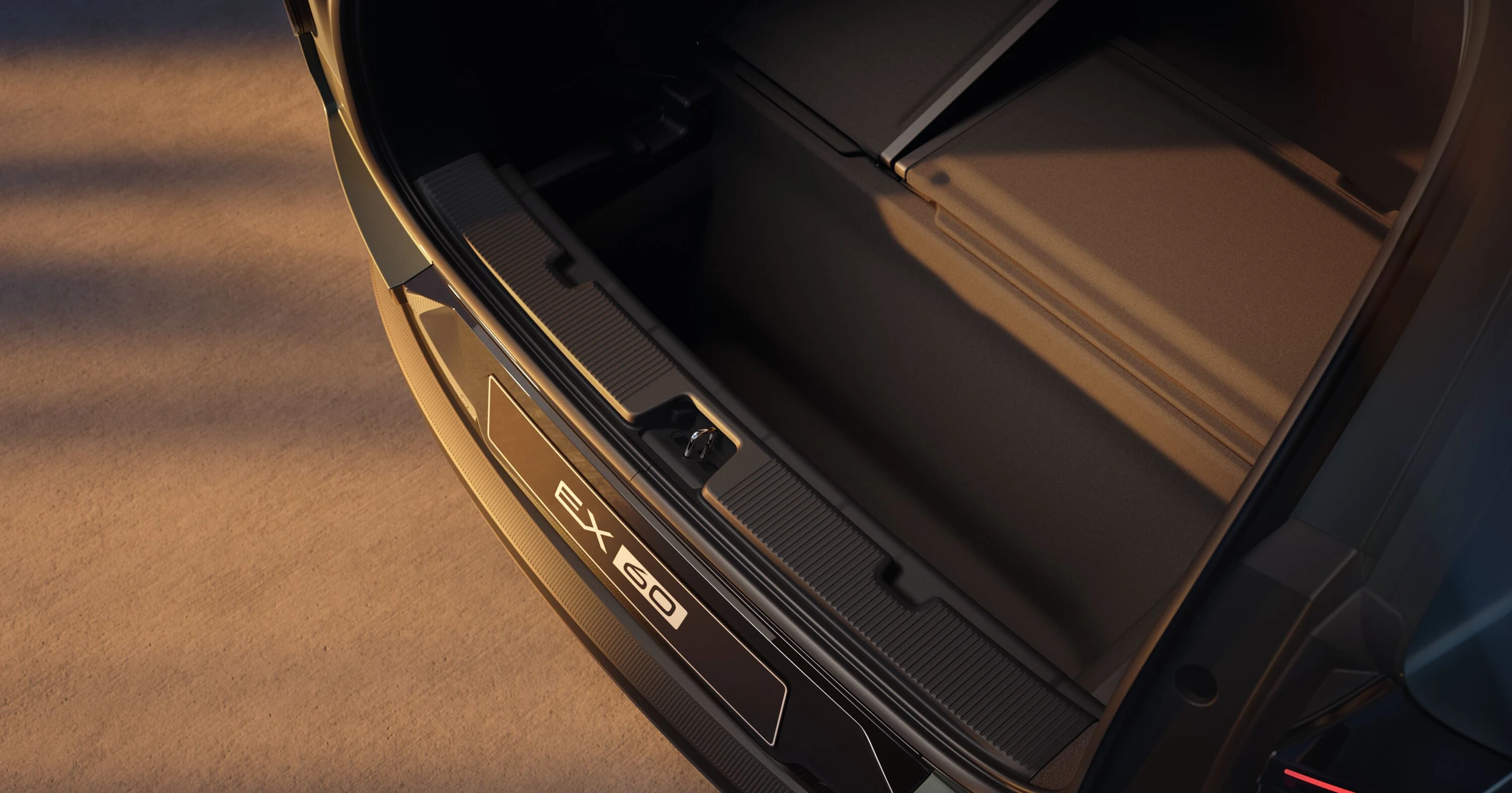 Volvo EX60: Bagageutrymmet med uppfällbart lastgolv för extralagring, sett snett uppifrån.