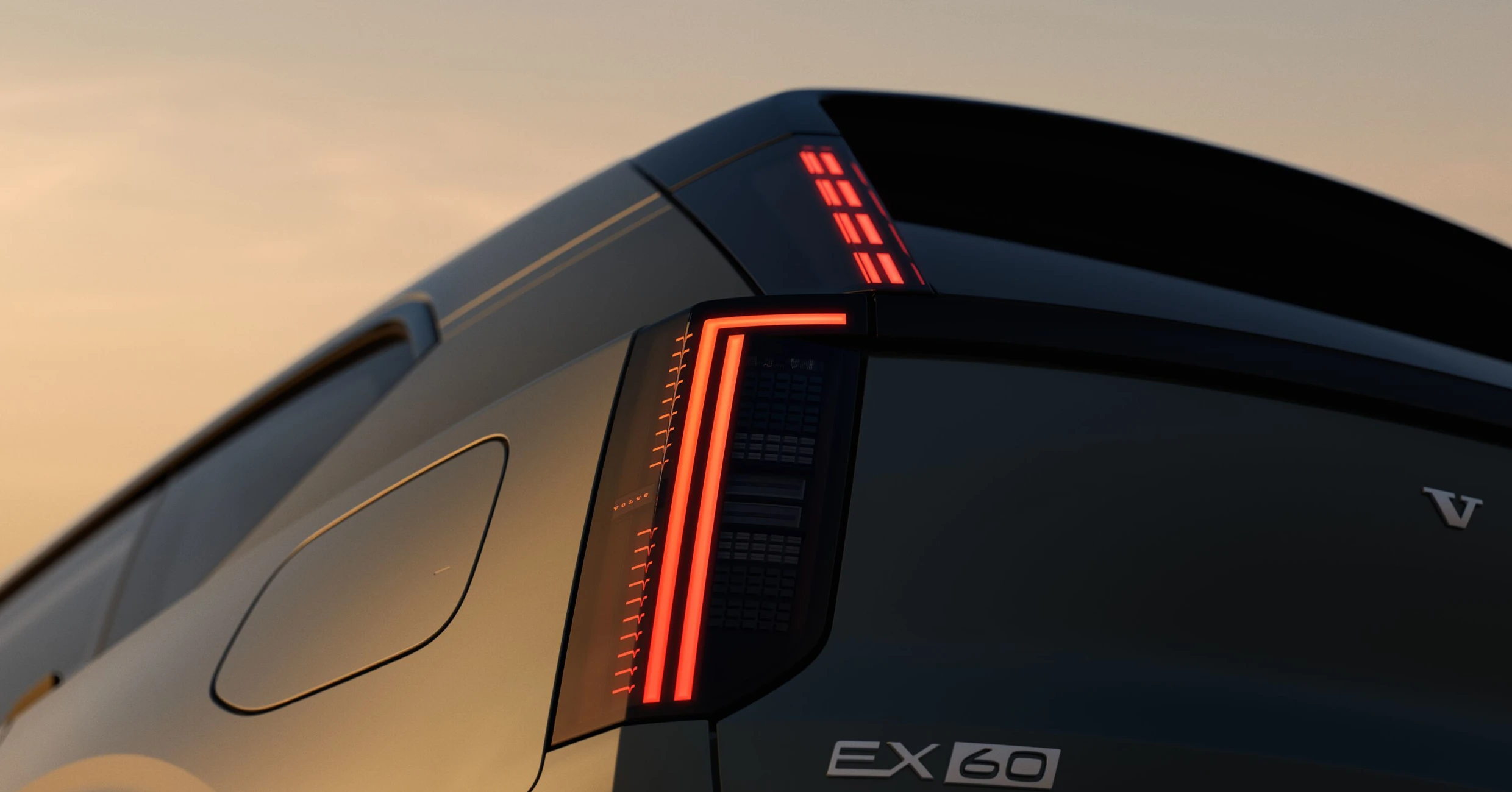 Volvo EX60:s dramatiska bakljus skär genom skymningen – en glimt av framtiden, men med omisskännlig svensk design.