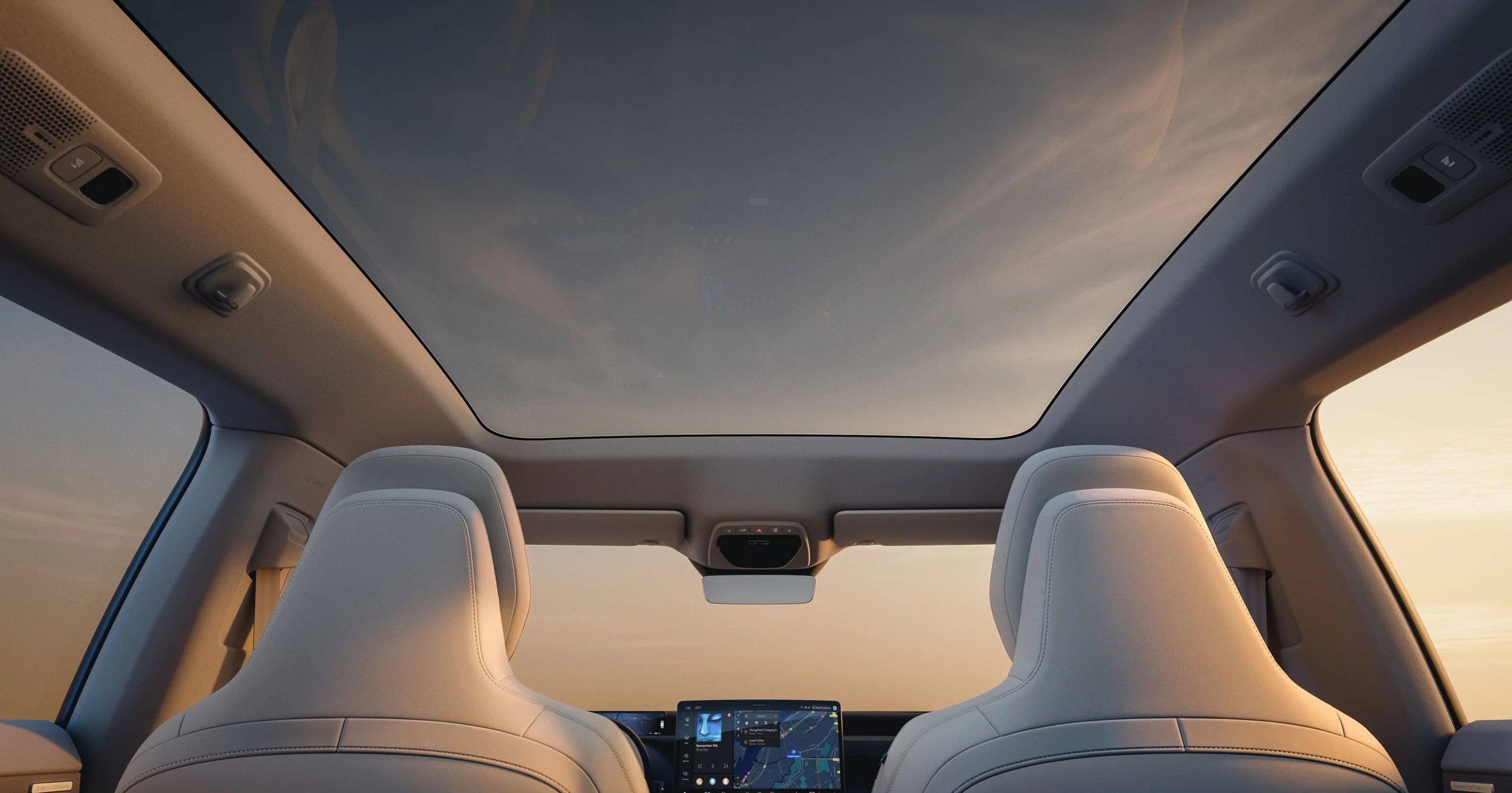 Luftig interiör i Volvo EX60. Från insidan ser man den stora glasyta i taket som ger både ljus och rymd – och bidrar till känslan av frihet.