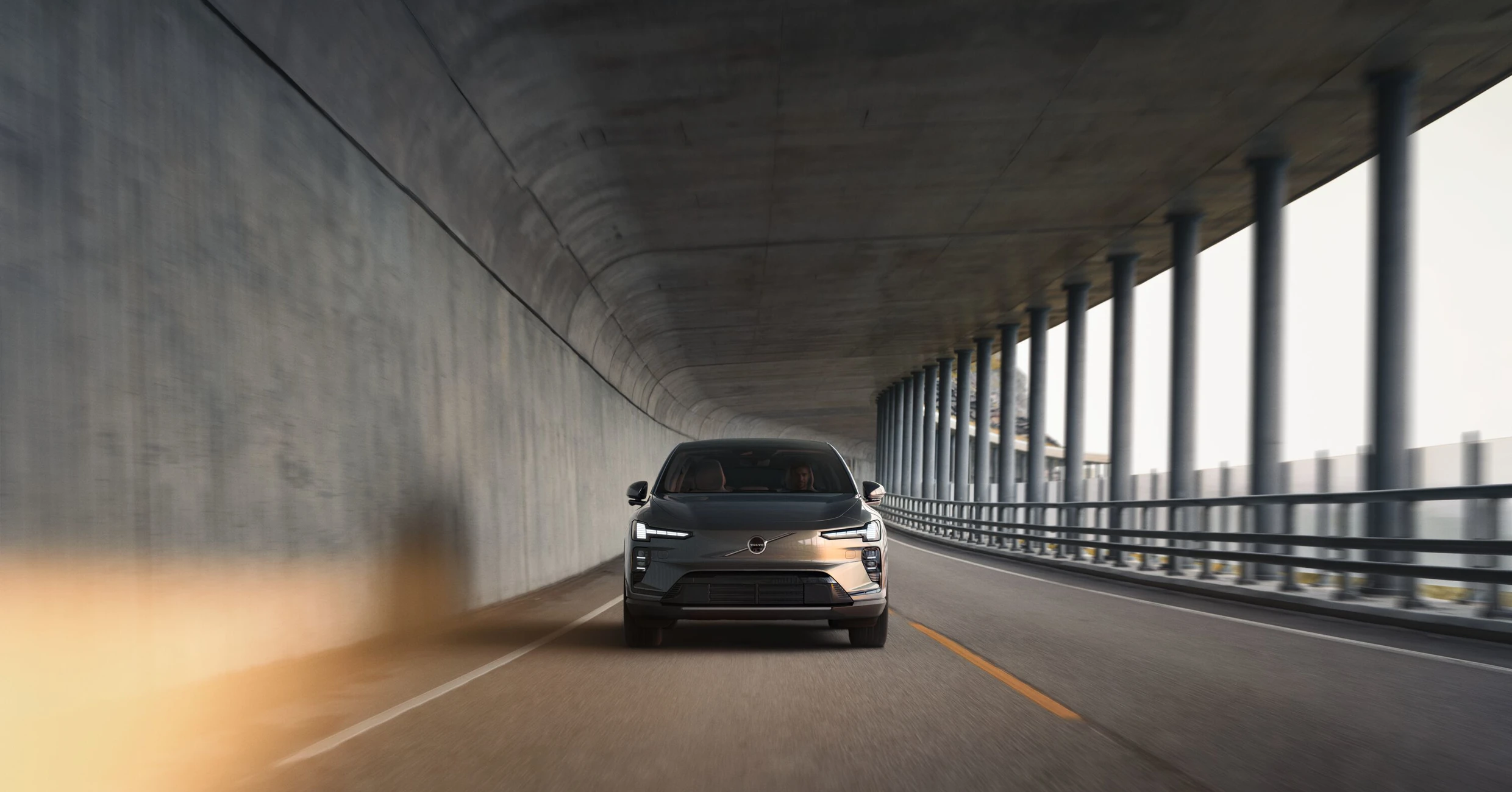 Volvo EX60 accelererar ut ur tunneln, en symbol för Volvos resa in i den elektriska framtiden.