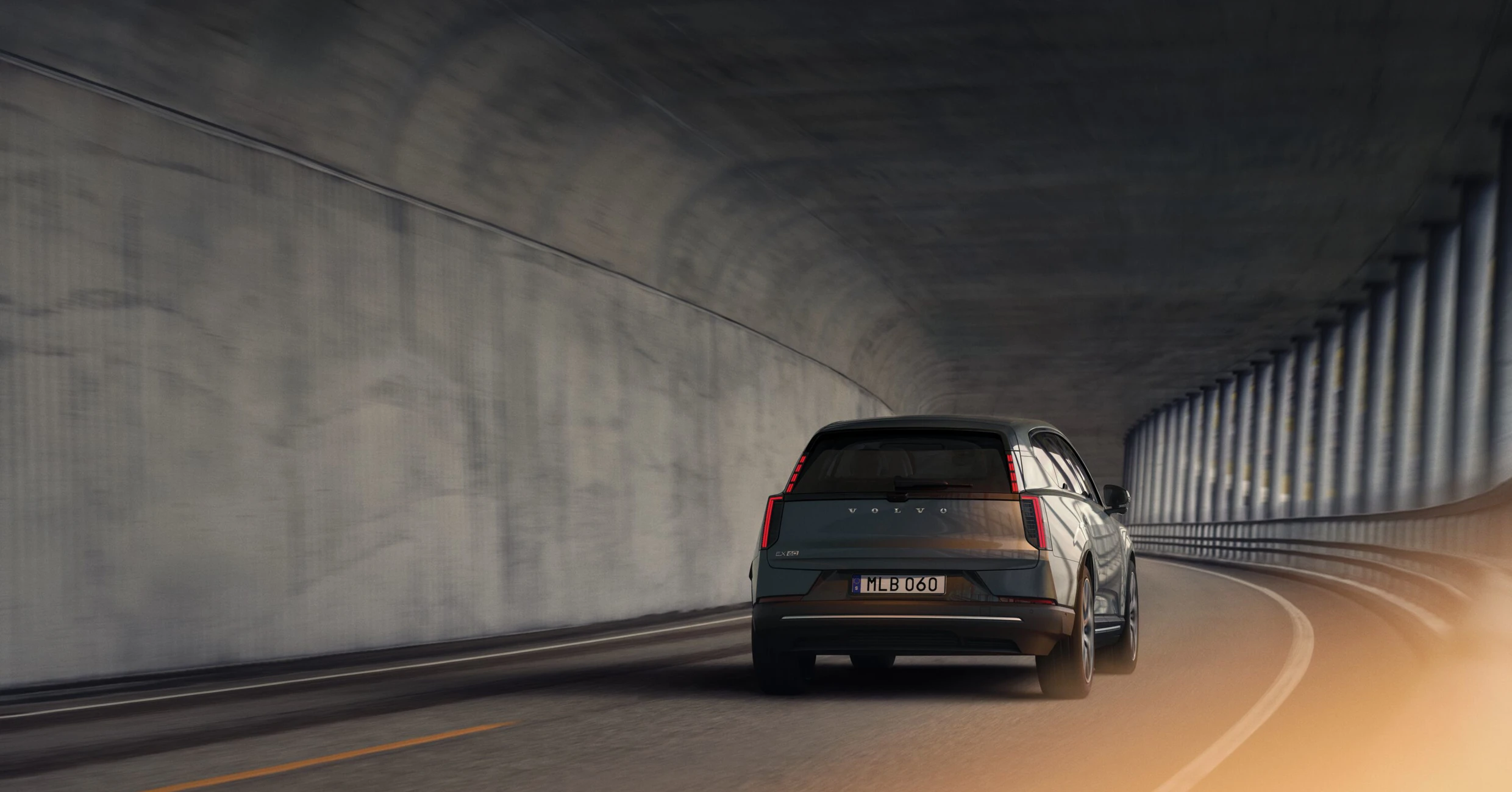 Volvo EX60 har en ljussignatur som kommer att vända huvuden, särskilt när den susar fram genom stadens tunnlar.